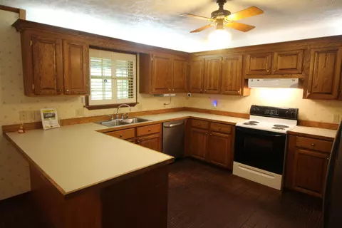 Kitchen - 2 Heritage Trl, Laurel, MS 39440 photo 3 of 3