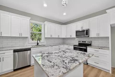 Kitchen - 43 Apple Cv, Petal, MS 39465 photo 3 of 4