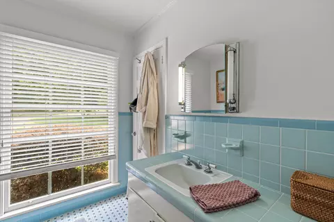Bath - 724 15th St, Laurel, MS 39440 photo 2 of 4