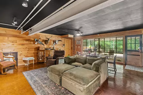 Living - 724 15th St, Laurel, MS 39440 photo 5 of 5