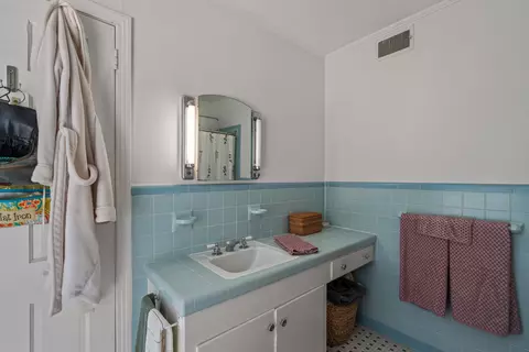 Bath - 724 15th St, Laurel, MS 39440 photo 1 of 4