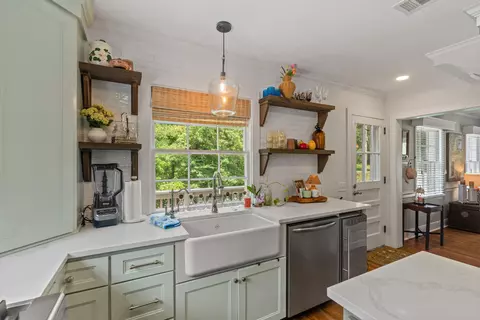 Kitchen - 724 15th St, Laurel, MS 39440 photo 4 of 6