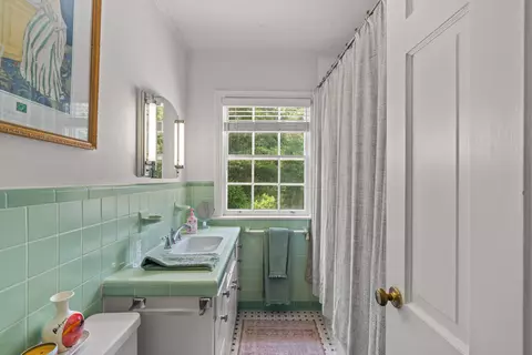Bath - 724 15th St, Laurel, MS 39440 photo 3 of 4