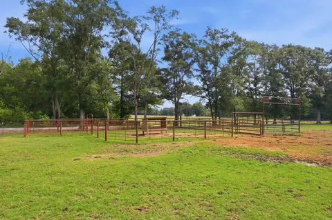 Exterior - 225 Coats, Mount Olive, MS 39119 photo 24 of 26