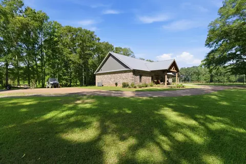 Exterior - 225 Coats, Mount Olive, MS 39119 photo 5 of 26