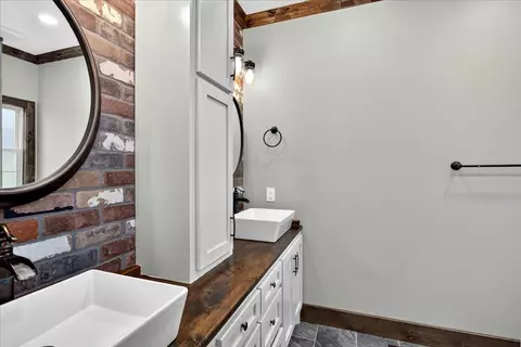 Bath - 1301 Hill Dr, Laurel, MS 39440 photo 2 of 4
