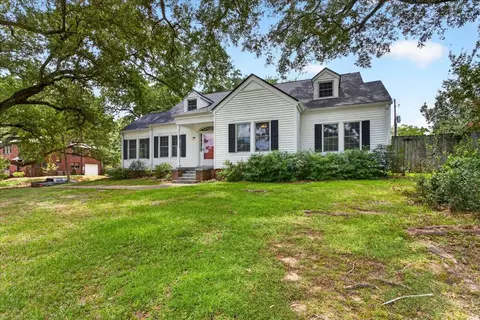 Exterior - 1301 Hill Dr, Laurel, MS 39440 photo 3 of 7