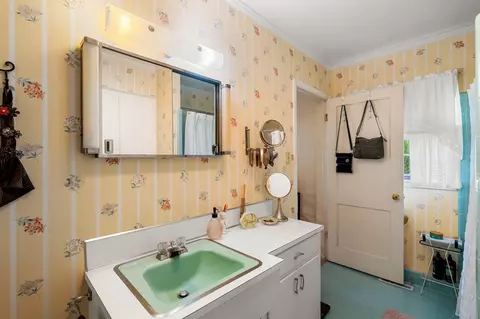 Bath - 703 W 29th St, Laurel, MS 39440 photo 2 of 3