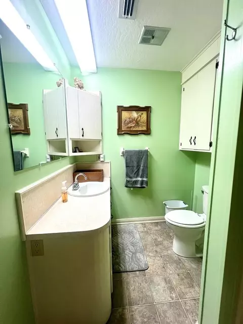Bath - 15 Sullivan Rd, Laurel, MS 39443 photo 2 of 4