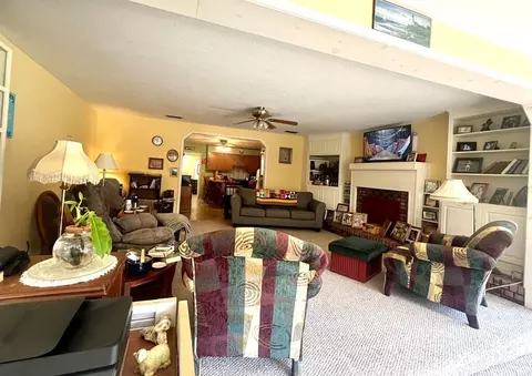 Living - 15 Sullivan Rd, Laurel, MS 39443 photo 2 of 3