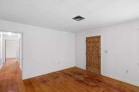 Living - 107 W Bell Ave, Mendenhall, MS 39114 photo 3 of 5