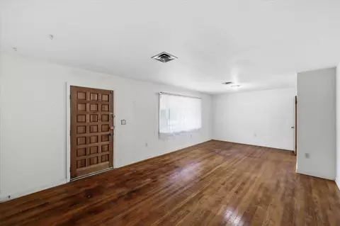 Living - 107 W Bell Ave, Mendenhall, MS 39114 photo 2 of 5