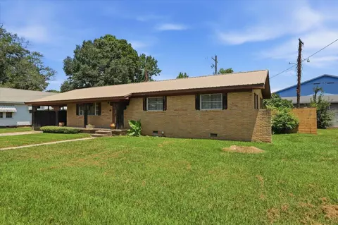 Exterior - 107 W Bell Ave, Mendenhall, MS 39114 photo 2 of 7