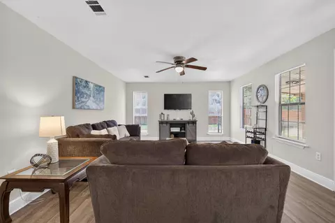 Living - 61 Pinehills Dr, Collins, MS 39428 photo 2 of 4