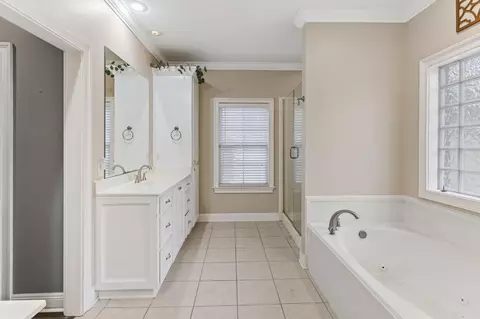 Bath - 33 Pinedale Dr, Collins, MS 39428 photo 5 of 9
