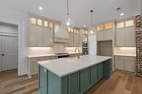 Kitchen - 6 Shadow Ridge Dr, Laurel, MS 39443 photo 2 of 3