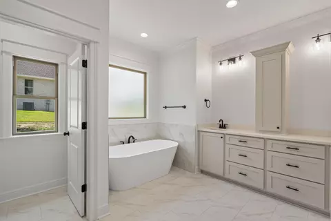Bath - 6 Shadow Ridge Dr, Laurel, MS 39443 photo 1 of 6