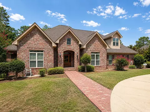121 Lake Estates Dr, Hattiesburg, MS 39402