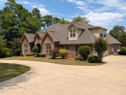 121 Lake Estates Dr, Hattiesburg, MS 39402