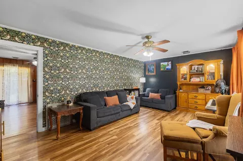 Living - 806 Main St, Purvis, MS 39475 photo 1 of 2