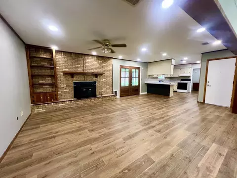 Living - 1110 Valley Dr, Laurel, MS 39440 photo 4 of 4