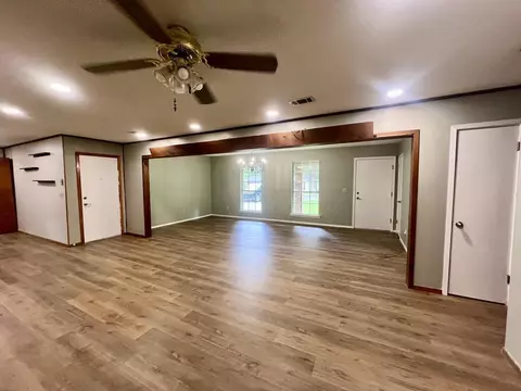 Living - 1110 Valley Dr, Laurel, MS 39440 photo 2 of 4