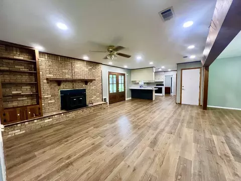 Living - 1110 Valley Dr, Laurel, MS 39440 photo 3 of 4