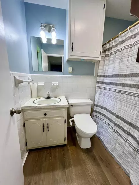 Bath - 1110 Valley Dr, Laurel, MS 39440 photo 3 of 4