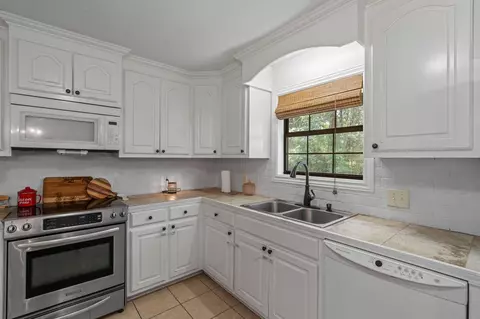 Kitchen - 4 White, Sumrall, MS 39482 photo 3 of 4