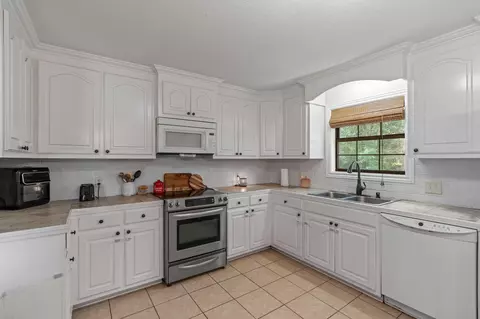 Kitchen - 4 White, Sumrall, MS 39482 photo 1 of 4