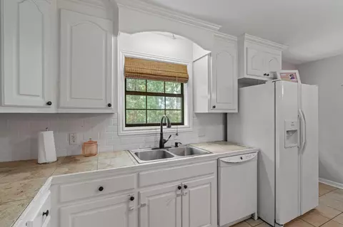Kitchen - 4 White, Sumrall, MS 39482 photo 4 of 4