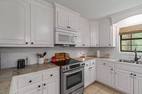 Kitchen - 4 White, Sumrall, MS 39482 photo 2 of 4