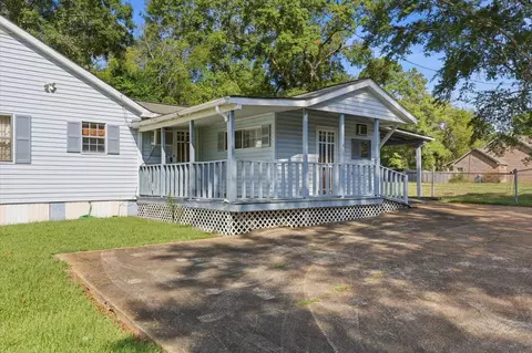 Exterior - 215 E Simpson Ave, Mendenhall, MS 39114 photo 3 of 9