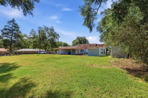 Exterior - 215 E Simpson Ave, Mendenhall, MS 39114 photo 7 of 9
