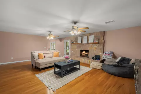 Living - 28 J D Aultman, Sumrall, MS 39482 photo 1 of 2