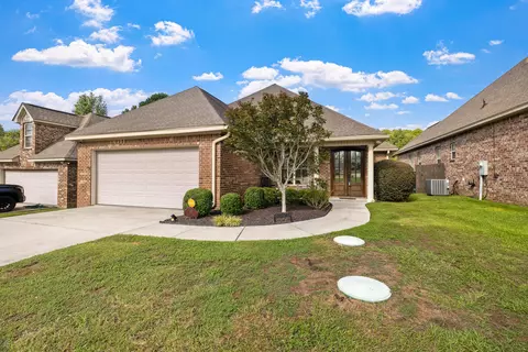 66 Village Dr, Hattiesburg, MS 39402