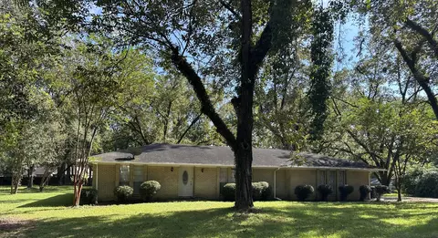 705 E Jessamine St, Ellisville, MS 39437