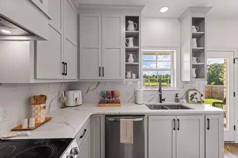 Kitchen - 759 Nobles, Sumrall, MS 39482 photo 3 of 7