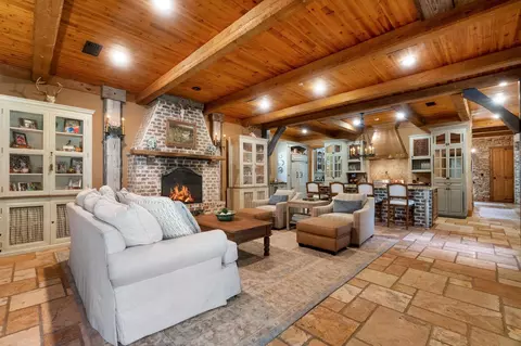 Living - 15 Jomar Rd, Laurel, MS 39443 photo 4 of 6