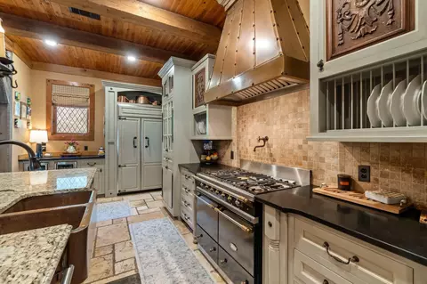 Kitchen - 15 Jomar Rd, Laurel, MS 39443 photo 7 of 8