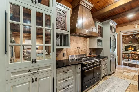 Kitchen - 15 Jomar Rd, Laurel, MS 39443 photo 4 of 8