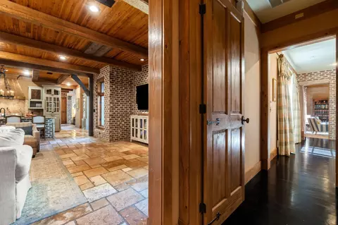 Entry Way - 15 Jomar Rd, Laurel, MS 39443 photo 4 of 6