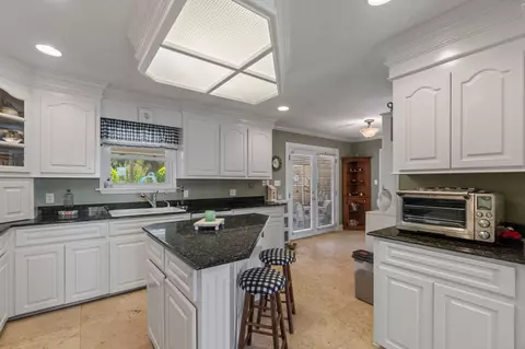 Kitchen - 46 Big View Dr, Laurel, MS 39443 photo 5 of 7