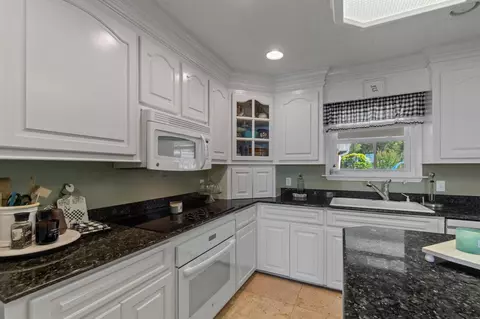 Kitchen - 46 Big View Dr, Laurel, MS 39443 photo 3 of 7