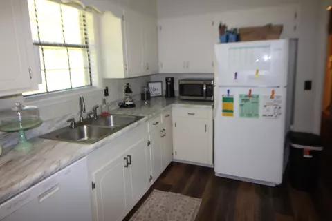 Kitchen - 1167 Springhill, Laurel, MS 39443 photo 3 of 3