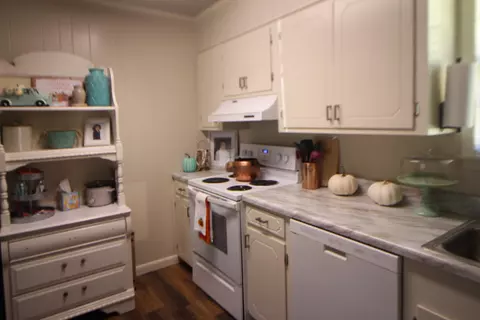 Kitchen - 1167 Springhill, Laurel, MS 39443 photo 2 of 3