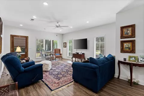 Living - 1473 W 20th St, Laurel, MS 39440 photo 2 of 2