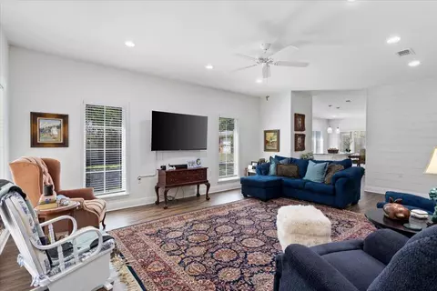 Living - 1473 W 20th St, Laurel, MS 39440 photo 1 of 2