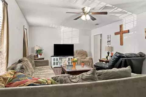 Living - 42 Carroll Lucus, Sumrall, MS 39482 photo 1 of 3