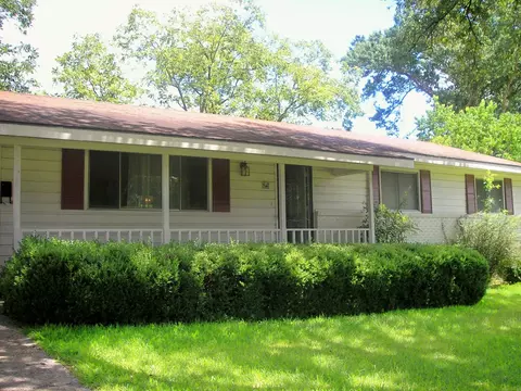 23 College Dr, Laurel, MS 39440 photo 2